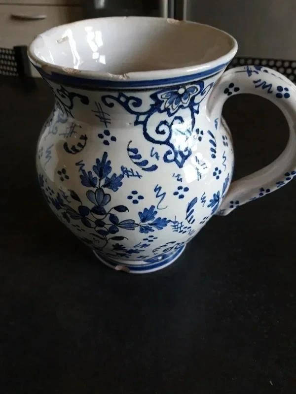 ancien pichet blanc avec décors bleu foncé